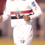 Lucas Moura Instagram - ERA UMA VEZ…⚡️⚽️ . O presente e passado lado a lado!! Há 13 anos, neste 8 de agosto, @lucasmoura7 estreava como atleta profissional! . No último domingo, o retorno ao @saopaulofc!! . #Talentos4ComM #SonheAlto