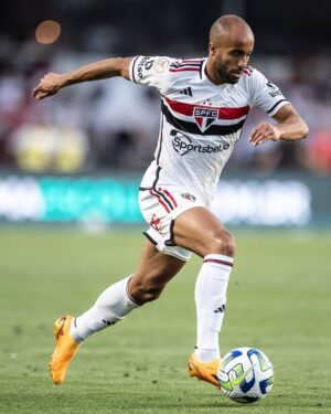 Lucas Moura Instagram - Obviamente não foi a reestreia que eu imaginei. Gostaríamos e lutamos muito para retribuir todo apoio da torcida que lotou o Morumbi mais uma vez. Confio muito no potencial e na dedicação do elenco e conto com o apoio e a força de vocês para alcançarmos os objetivos. Por fim gostaria de deixar registrado o quanto é especial vestir essa camisa e o quanto estou feliz em estar de volta. Te amo tricolor! Vamos todos juntos! 🙏🏽💪🏽 #obrigadoJESUS #avantetricolor