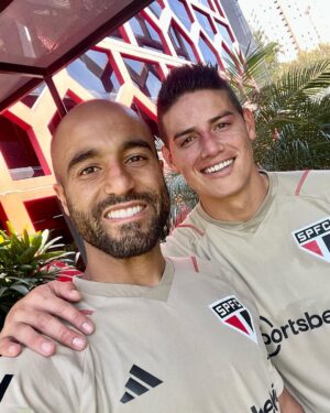Lucas Moura Instagram - A selfie mais aguardada! 🤳

@lucasmoura7 🤜🤛 @jamesrodriguez10 

#VamosSãoPaulo 🇾🇪