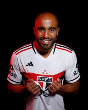 Lucas Moura Instagram - Lucas ❤️‍🔥 São Paulo Futebol Clube

#RespondeAoCoração ❤️🤍🖤
#VamosSãoPaulo 🇾🇪

📸 Rubens Chiri / São Paulo FC