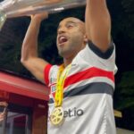 Lucas Moura Instagram - 🏆 Chegamos no CT da Barra Funda, e a festa não para com a #TorcidaQueConduz! #SuperCampeãoDeTudo #VamosSãoPaulo 🇾🇪 CT - Barra Funda (SPFC)
