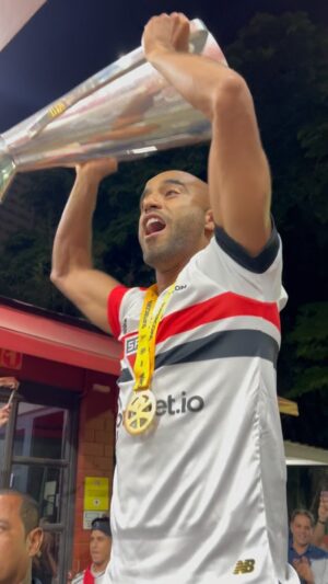 Lucas Moura Instagram - 🏆 Chegamos no CT da Barra Funda, e a festa não para com a #TorcidaQueConduz!

#SuperCampeãoDeTudo
#VamosSãoPaulo 🇾🇪