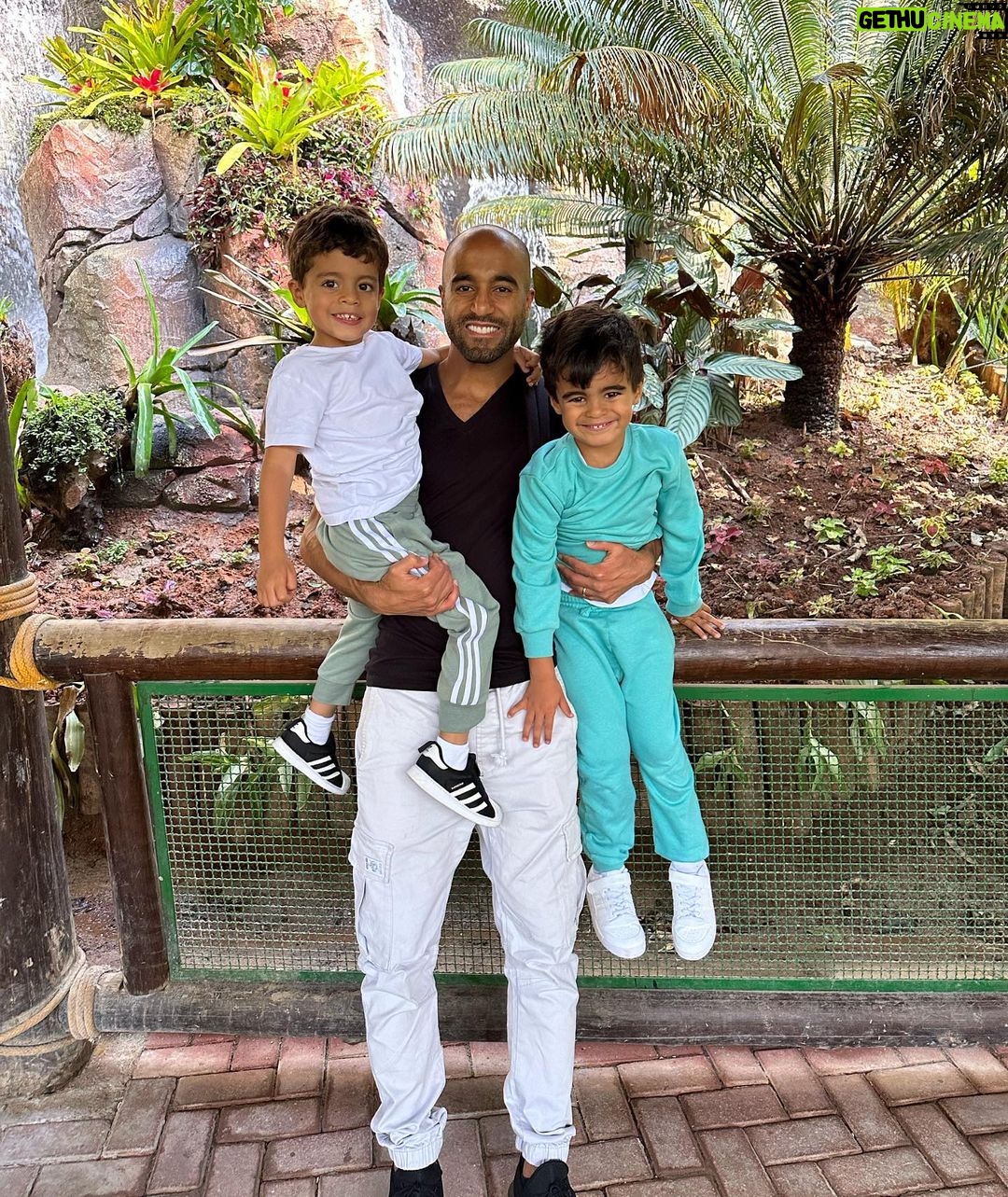 Lucas Moura Instagram - Passeio com as ferinhas. 💙 Animalia Park