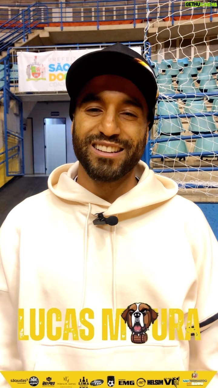 Lucas Moura Instagram - NA ESTREIA… …dos regionais, tivemos a presença de um ídolo @lucasmoura7, simplesmente um pessoa de aura pura, humildade acima de tudo. Ele concedeu uma palavrinha para nós. Obrigado #lucasmoura que Deus abençoe você sempre. Fala aí família, curtiram? Comentem aqui! #vamoberno