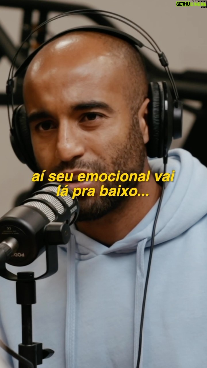 Lucas Moura Instagram - Futebol está entre as 5 profissões mais estressantes do mundo! @lucasmoura7 conta no Podcast Jesuscopy de hoje, um pouco de como é o mundo do futebol, e como ele deseja ser lembrado! Esse papo está muito bom, para assistir basta ir no link dos stories ou na sua plataforma de streaming favorita🎧 Marca um amigo que curte futebol para assistir👇🏻