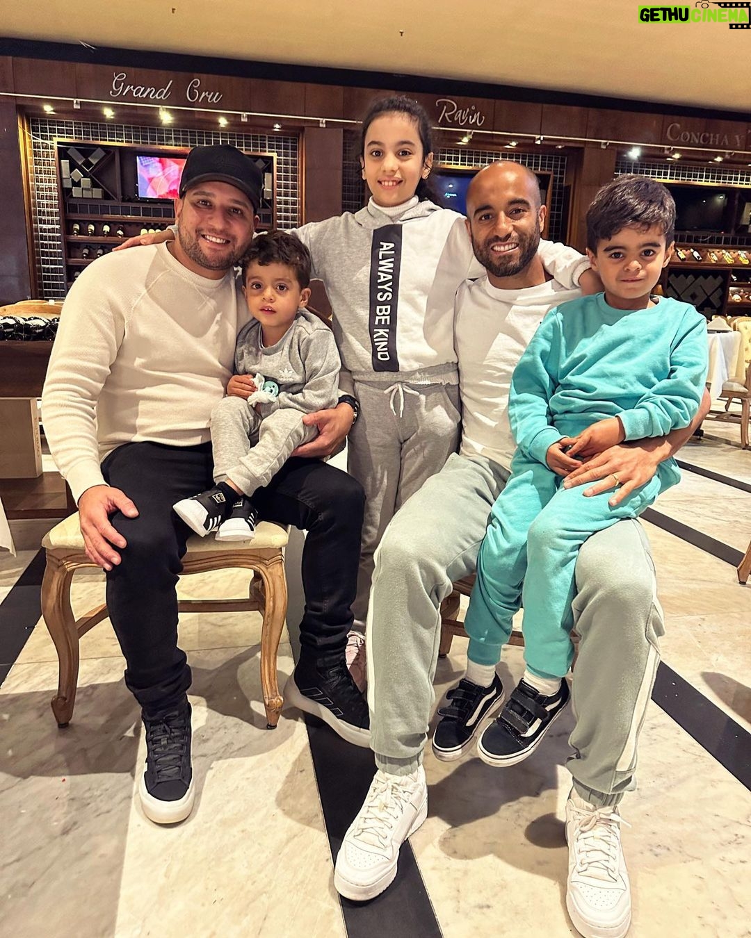 Lucas Moura Instagram - Dia de passeio com eles. Haja energia! 🤣😰
