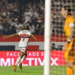 Lucas Moura Instagram - 🥺 @lucasmoura7: “É difícil encontrar palavras. Estou sonhando. Voltar para o clube que eu amo e viver um jogo como esse. A torcida merecia essa classificação”. #VamosSãoPaulo 🇾🇪 📸 Rubens Chiri e Nilton Fukuda / saopaulofc Estádio Cícero Pompeu de Toledo
