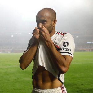 Lucas Moura Instagram - 🥺 @lucasmoura7: “É difícil encontrar palavras. Estou sonhando. Voltar para o clube que eu amo e viver um jogo como esse. A torcida merecia essa classificação”.

#VamosSãoPaulo 🇾🇪

📸 Rubens Chiri e Nilton Fukuda / saopaulofc