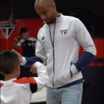 Lucas Moura Instagram - AÇÃO ESPECIAL! . Na noite da última quinta-feira (25), @lucasmoura7 participou da edição do #EncontroComOsCampeões, em parceira com a @passaportefc. . O craque esteve no Estádio do Morumbi e bateu um papo muito legal com dois grupos de fãs são-paulinos. A 4ComM estava junto e acompanhou cada momento deste dia especial! . #Talentos4ComM #SonheAlto 🎬 @gustavo_cola @kaue_freitas 🎥 @nuneszdesigner