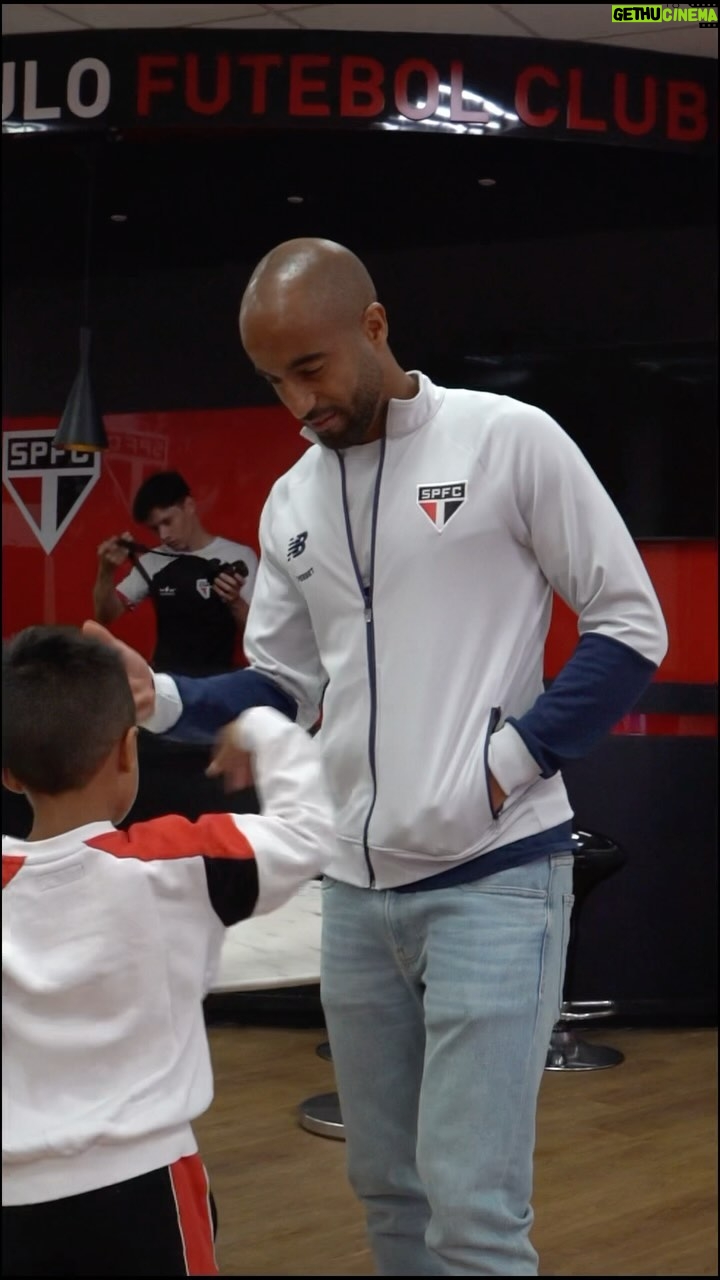 Lucas Moura Instagram - AÇÃO ESPECIAL! . Na noite da última quinta-feira (25), @lucasmoura7 participou da edição do #EncontroComOsCampeões, em parceira com a @passaportefc. . O craque esteve no Estádio do Morumbi e bateu um papo muito legal com dois grupos de fãs são-paulinos. A 4ComM estava junto e acompanhou cada momento deste dia especial! . #Talentos4ComM #SonheAlto 🎬 @gustavo_cola @kaue_freitas 🎥 @nuneszdesigner