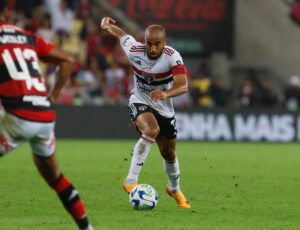Lucas Moura Instagram - Orgulhoso demais dessa equipe! Parabéns a todos pela entrega. 
.
Quero agradecer pelas mensagens de aniversário e todo carinho. Glória a DEUS por mais um ano de vida! 
.
Seguimos em frente com DEUS no comando sempre. 🙏🏽💪🏽 #ObrigadoJESUS #AvanteTricolor #SãoPauloéSentimento 📸 @rchirisp