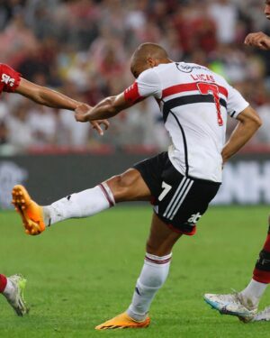 Lucas Moura Instagram - É o Lucas! 💥⚽️

Aniversário, Dia dos Pais e o primeiro gol dele em seu retorno ao Tricolor. E que golaço!

#VamosSãoPaulo 🇾🇪

📸 Rubens Chiri / São Paulo FC