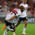 Lucas Moura Instagram - É o Lucas! 💥⚽️ Aniversário, Dia dos Pais e o primeiro gol dele em seu retorno ao Tricolor. E que golaço! #VamosSãoPaulo 🇾🇪 📸 Rubens Chiri / São Paulo FC Estadio Maracaná