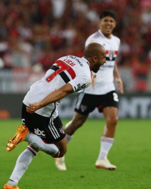 Lucas Moura Instagram - É o Lucas! 💥⚽️

Aniversário, Dia dos Pais e o primeiro gol dele em seu retorno ao Tricolor. E que golaço!

#VamosSãoPaulo 🇾🇪

📸 Rubens Chiri / São Paulo FC
