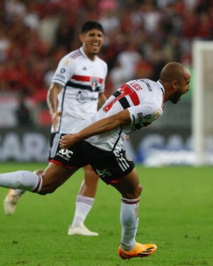 Lucas Moura Instagram - É o Lucas! 💥⚽️

Aniversário, Dia dos Pais e o primeiro gol dele em seu retorno ao Tricolor. E que golaço!

#VamosSãoPaulo 🇾🇪

📸 Rubens Chiri / São Paulo FC