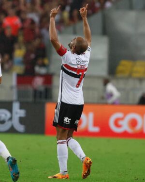 Lucas Moura Instagram - É o Lucas! 💥⚽️

Aniversário, Dia dos Pais e o primeiro gol dele em seu retorno ao Tricolor. E que golaço!

#VamosSãoPaulo 🇾🇪

📸 Rubens Chiri / São Paulo FC