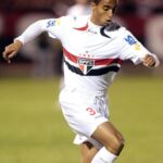 Lucas Moura Instagram - 🔙 Neste dia, há 13 anos, Lucas estreava na equipe profissional do São Paulo! Com a camisa 37, ele entrou no empate com o Athletico-PR, por 1 a 1, em Curitiba, pelo @brasileirao. De lá pra cá, são 129 jogos e 33 gols com a camisa tricolor. #VamosSãoPaulo 🇾🇪
