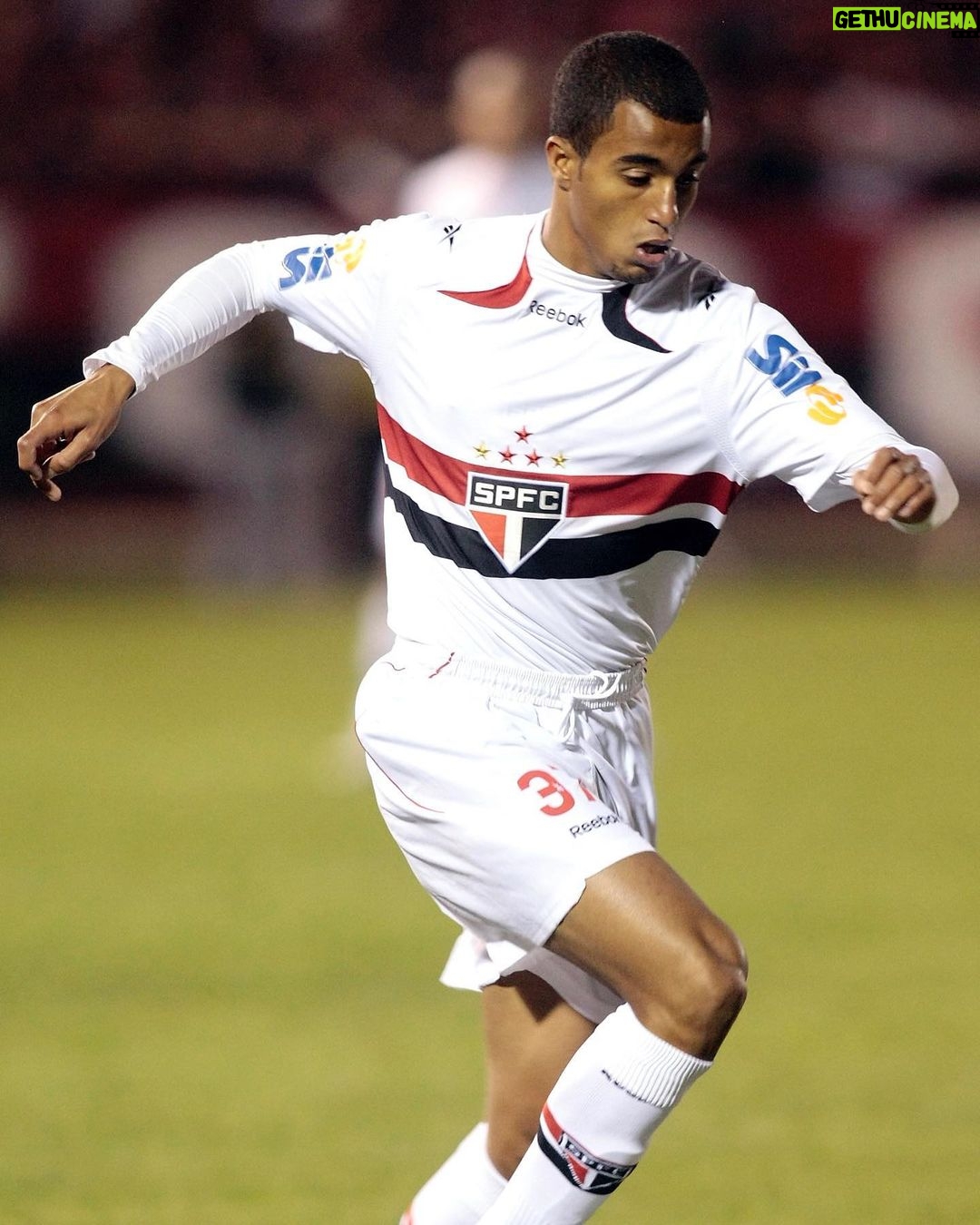 Lucas Moura Instagram - 🔙 Neste dia, há 13 anos, Lucas estreava na equipe profissional do São Paulo! Com a camisa 37, ele entrou no empate com o Athletico-PR, por 1 a 1, em Curitiba, pelo @brasileirao. De lá pra cá, são 129 jogos e 33 gols com a camisa tricolor. #VamosSãoPaulo 🇾🇪