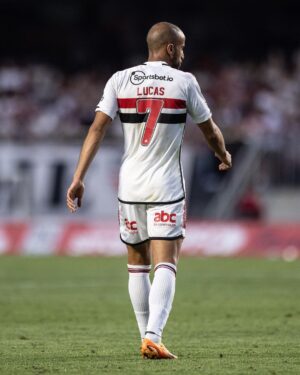Lucas Moura Instagram - Obviamente não foi a reestreia que eu imaginei. Gostaríamos e lutamos muito para retribuir todo apoio da torcida que lotou o Morumbi mais uma vez. Confio muito no potencial e na dedicação do elenco e conto com o apoio e a força de vocês para alcançarmos os objetivos. Por fim gostaria de deixar registrado o quanto é especial vestir essa camisa e o quanto estou feliz em estar de volta. Te amo tricolor! Vamos todos juntos! 🙏🏽💪🏽 #obrigadoJESUS #avantetricolor