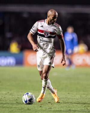 Lucas Moura Instagram - Obviamente não foi a reestreia que eu imaginei. Gostaríamos e lutamos muito para retribuir todo apoio da torcida que lotou o Morumbi mais uma vez. Confio muito no potencial e na dedicação do elenco e conto com o apoio e a força de vocês para alcançarmos os objetivos. Por fim gostaria de deixar registrado o quanto é especial vestir essa camisa e o quanto estou feliz em estar de volta. Te amo tricolor! Vamos todos juntos! 🙏🏽💪🏽 #obrigadoJESUS #avantetricolor