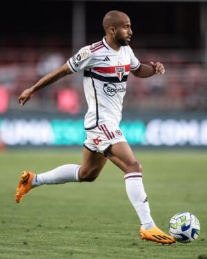 Lucas Moura Instagram - Obviamente não foi a reestreia que eu imaginei. Gostaríamos e lutamos muito para retribuir todo apoio da torcida que lotou o Morumbi mais uma vez. Confio muito no potencial e na dedicação do elenco e conto com o apoio e a força de vocês para alcançarmos os objetivos. Por fim gostaria de deixar registrado o quanto é especial vestir essa camisa e o quanto estou feliz em estar de volta. Te amo tricolor! Vamos todos juntos! 🙏🏽💪🏽 #obrigadoJESUS #avantetricolor