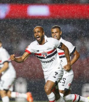 Lucas Moura Instagram - Glória a DEUS! Melhor maneira de começar a temporada. Parabéns rapaziada, grande estréia. Obrigado torcedor pelo apoio de sempre. Vamos todos juntos! Que DEUS nos abençoe. #ObrigadoJESUS #SãoPauloéSentimento #EuAmoEstarAqui