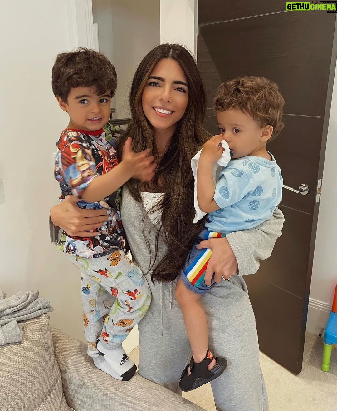 Lucas Moura Instagram - A melhor mãe que meus filhos poderiam ter e a melhor mãe que eu poderia ter. Eu amo vocês! Glória a DEUS por eu ter vocês em minha vida. ❤️ #Felizdiadasmães