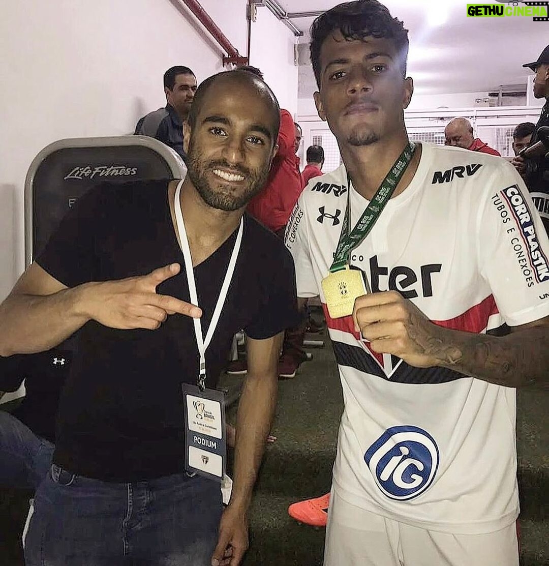 Lucas Moura Instagram - TBT com o xerife!! 👊🏽 #2018 #sub20 #campeão