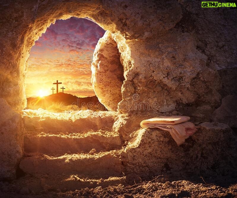 Lucas Moura Instagram - O nosso Redentor VIVE!! . “Por que vocês estão procurando entre os mortos aquele que vive? Ele não está aqui! Ressuscitou!” Lucas 24:5-6 . JESUS é a nossa Páscoa. Ele venceu a morte! Ele RESSUSCITOU! ELE VIVE!