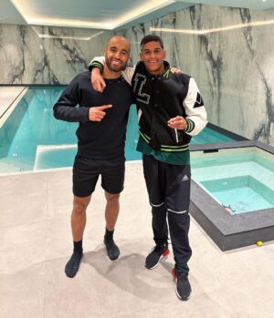 Lucas Moura Instagram - RECEEEBA!! Prazer em te conhecer guerreiro. Parabéns pela humildade. Que DEUS abençoe muito a tua vida. 🧤 #melhordomundo