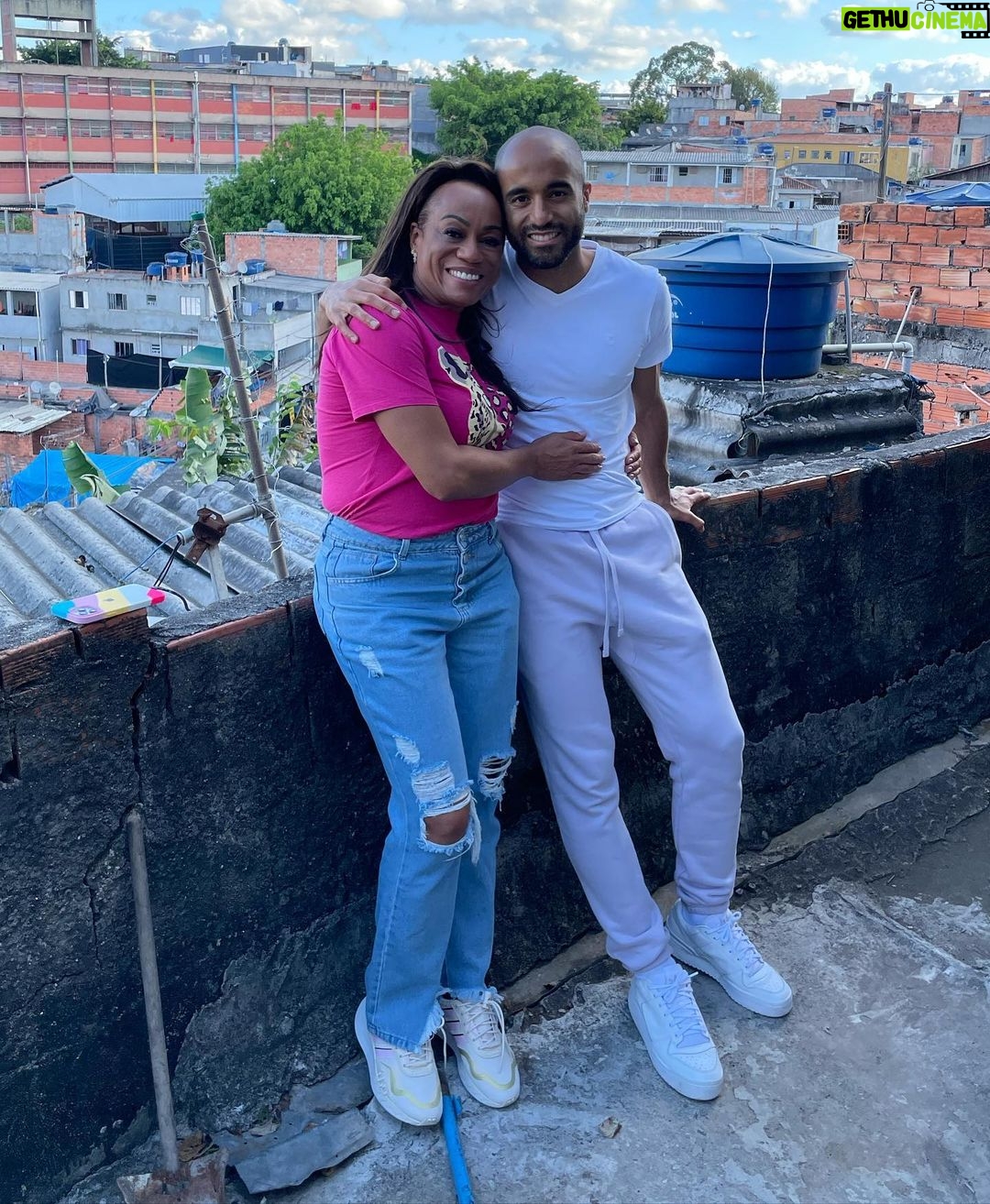 Lucas Moura Instagram - A melhor mãe que meus filhos poderiam ter e a melhor mãe que eu poderia ter. Eu amo vocês! Glória a DEUS por eu ter vocês em minha vida. ❤️ #Felizdiadasmães