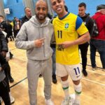 Lucas Moura Instagram - Prazer enorme em acompanhar de perto nossa seleção de futsal. Uma modalidade que sou apaixonado, que fez parte da minha formação, me ajudou e me ajuda muito na minha carreira. Estarei sempre na torcida por esse esporte. Obrigado pelo carinho rapaziada, vocês são monstros! 🇧🇷 #futsal #futeboldesalão #seleçãobrasileira #craques #amistoso #Londres