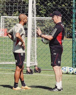 Lucas Moura Instagram - É raro no futebol encontrar pessoas como você, grande treinador, grande profissional e, acima de tudo, um ser humano excepcional. Golpe duro pra nós, mas pode ter certeza que estamos muito contentes com a sua conquista, pois você merece muito. Professor, que DEUS te abençoe nesse novo desafio, estarei sempre na torcida pelo seu sucesso. Muito obrigado por esse período marcante no SPFC, foi uma honra trabalhar contigo. Estendo minhas palavras a todos da comissão, Celso Rezende, Pedro Sotero e Lucas Silvestre, muito obrigado de coração, vocês são feras! Que DEUS abençoe cada um de vocês.
