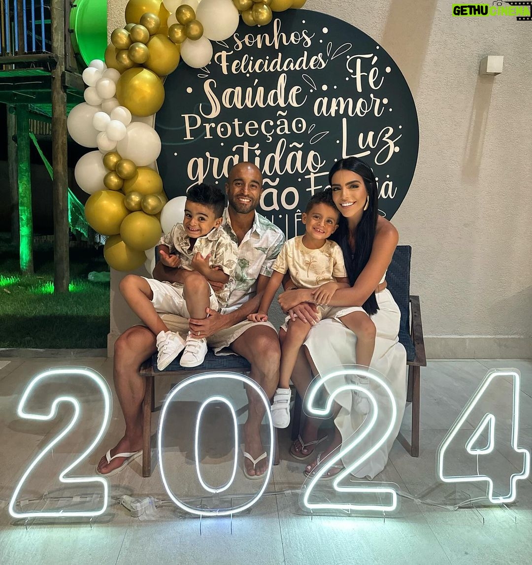 Lucas Moura Instagram - Obrigado JESUS por esse ano maravilhoso! Entrego em tuas mãos o ano de 2024. Feliz ano novo a todos, que seja um ano extraordinário! Que JESUS abençoe! ❤️🙏🏽 #vem2024