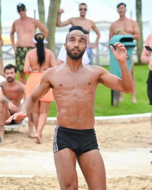 Lucas Moura Instagram - 🔥💪🏽 #férias #praia #futemesa 
📸 @thiagomattuafotografia