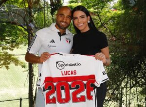 Lucas Moura Instagram - Dia muito especial, que alegria! Glória a DEUS! 

Amo esse clube e amo estar aqui, não poderia ficar apenas 4 meses. Obrigado, meu amor, por viver comigo esse sonho e esse amor pelo SPFC, você é fundamental pra mim. Obrigado a todos os envolvidos. Animado e ansioso demais pra dar continuidade a essa linda história. Que JESUS abençoe esse novo ciclo! SÃO PAULO É SENTIMENTO! ❤️🤍🖤 #ObrigadoJESUS #eufico