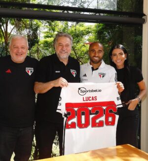 Lucas Moura Instagram - 2️⃣0️⃣2️⃣6️⃣ @lucasmoura7 

#RespondeAosCorações ❤️🤍🖤
#VamosSãoPaulo 🇾🇪

📸 Rubens Chiri / saopaulofc