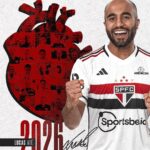 Lucas Moura Instagram - Presente de Natal para a #TorcidaQueConduz: @lucasmoura7 fica no São Paulo! ✍️ O camisa 7 respondeu aos pedidos dos milhões de corações são-paulinos espalhados pelo mundo e renovou o seu vínculo com o Tricolor, agora até 31 de dezembro de 2026 – o anterior era válido até o fim deste ano. ➡️ Saiba mais > link nos stories. #RespondeAosCorações ❤️🤍🖤 #VamosSãoPaulo 🇾🇪