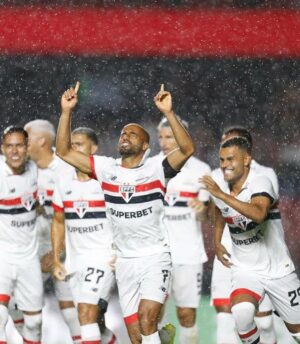 Lucas Moura Instagram - Glória a DEUS! Melhor maneira de começar a temporada. Parabéns rapaziada, grande estréia. Obrigado torcedor pelo apoio de sempre. Vamos todos juntos! Que DEUS nos abençoe. #ObrigadoJESUS #SãoPauloéSentimento #EuAmoEstarAqui