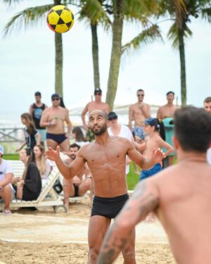 Lucas Moura Instagram - 🔥💪🏽 #férias #praia #futemesa 
📸 @thiagomattuafotografia