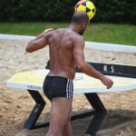 Lucas Moura Instagram - 🔥💪🏽 #férias #praia #futemesa 📸 @thiagomattuafotografia