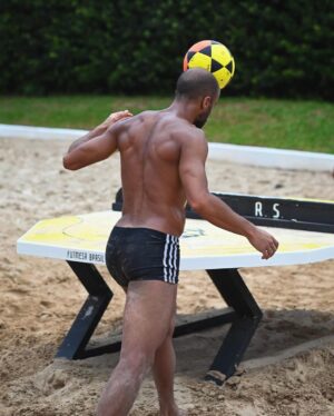 Lucas Moura Instagram - 🔥💪🏽 #férias #praia #futemesa 
📸 @thiagomattuafotografia