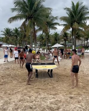 Lucas Moura Instagram - 🔥💪🏽 #férias #praia #futemesa 
📸 @thiagomattuafotografia