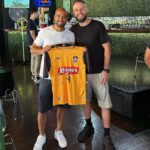 Lucas Moura Instagram - Que satisfação te conhecer pessoalmente irmão. Você é referência! Sou fã! Muito obrigado pelo presente. Que DEUS abençoe muito a tua vida. #capita #futsal #monstro