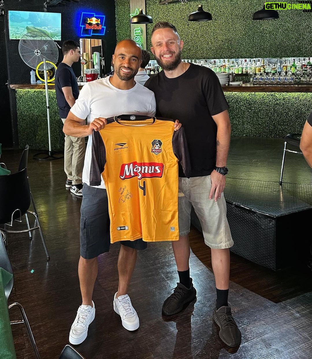 Lucas Moura Instagram - Que satisfação te conhecer pessoalmente irmão. Você é referência! Sou fã! Muito obrigado pelo presente. Que DEUS abençoe muito a tua vida. #capita #futsal #monstro
