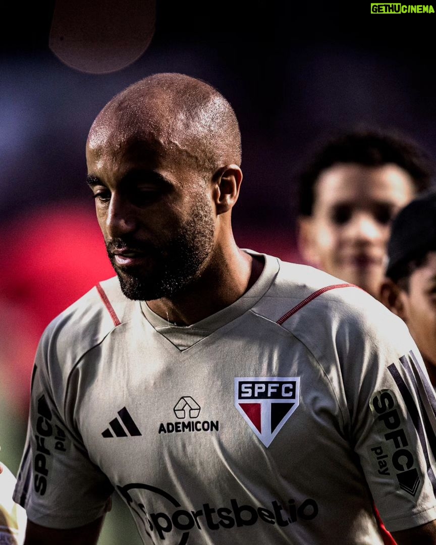 Lucas Moura Instagram - Um pouco mais sobre o nosso último domingo, com direito a comemoração de aniversário! 🥳 O @lucasmoura7, apoiador do projeto, presenteou nossas crianças com uma visita incrível ao Estádio do Morumbi. Uma delas, o Kawan, nunca tinha ido em um estádio, e graças a esse presente teve um aniversário em grande estilo, com toda a torcida cantando! Quer nos ajudar a transformar a história de mais crianças? Conheça e faça parte do projeto Play Higher. ⚽ @monteirofoto 📸 #playhigher #futebolcomproposito São Paulo, Brazil