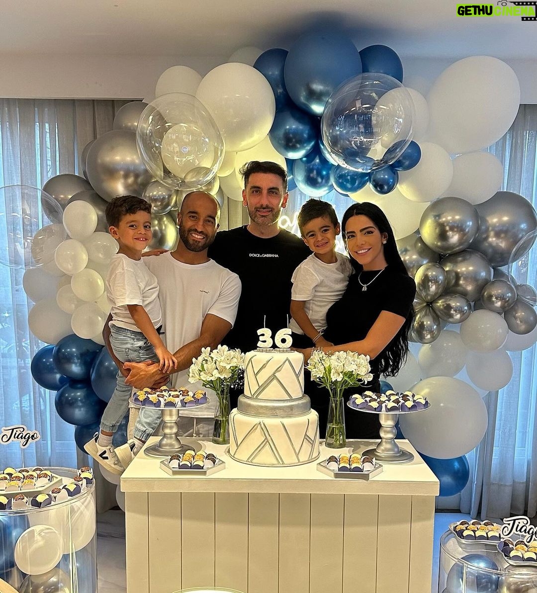 Lucas Moura Instagram - Vaaaaso! Que DEUS abençoe muito esse novo ciclo, abençoe seus sonhos, seus projetos e todas as áreas da tua vida. Você é bênção demais pra nós. Amamos você meu irmão. Feliz aniversário! 🎈🎂