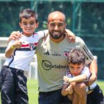 Lucas Moura Instagram - 🤗 Quantos likes Miguel e Pedro merecem? #TricolorDesdeSempre #VamosSãoPaulo 🇾🇪