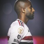 Lucas Moura Instagram - Dia muito complicado ontem, em todos os aspectos. Mas não temos tempo pra lamentar. Hora de levantar a cabeça, trabalhar e reagir. Da minha parte estarei trabalhando dia e noite, fazendo tudo que estiver ao meu alcance pra poder recuperar o mais rápido possível dessa lesão. Mais um obstáculo que irei passar por cima, com DEUS no comando sempre! Obrigado a todos que estão me mandando mensagens de apoio, que DEUS abençoe vocês. 🙏🏽💪🏽 #JESUSémeumédico #Foco #Força #Fé #AvanteTricolor