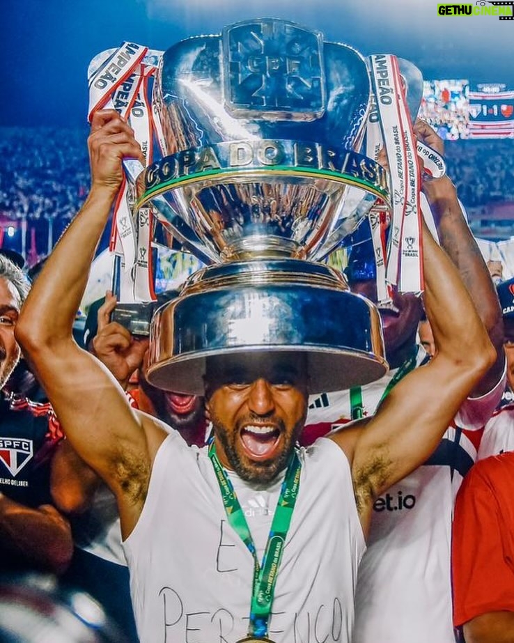 Lucas Moura Instagram - “Entrega o teu caminho ao Senhor, confia nEle, e Ele o fará.” Salmos 37:5 . Um mês dessa conquista histórica! . #ObrigadoJESUS #SãoPauloéSentimento #Campeão #CopadoBrasil2023 Estádio do Morumbi